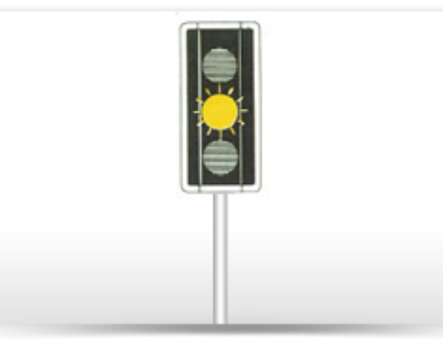 Όταν το κίτρινο αναβοσβήνει οδηγείτε με προσοχή η διασταύρωση δεν ελέγχεται από τα φώτα τροχαίας. Προτεραιότητα στα δεξιά