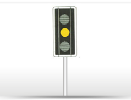 Κίτρινο σημαίνει σταμάτα στη γραμμή. Μπορείτε να προχωρήσετε αν έχετε περάσει τη γραμμή γιατί αν σταματήσετε πιθανόν να προκαλέσετε δυστύχημα